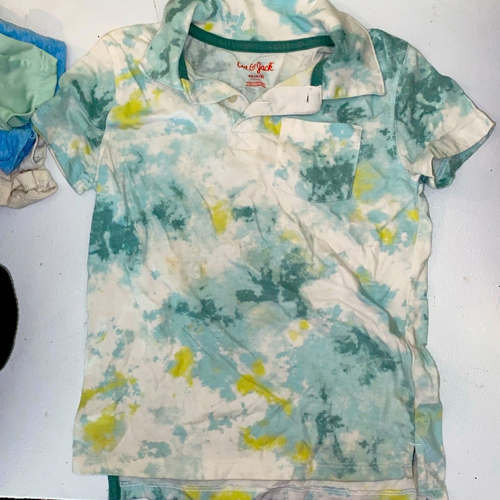 The dye collared t